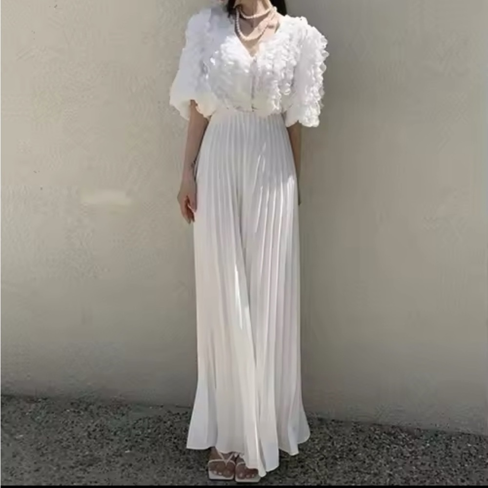 Pleated pants with zipper in the back - S